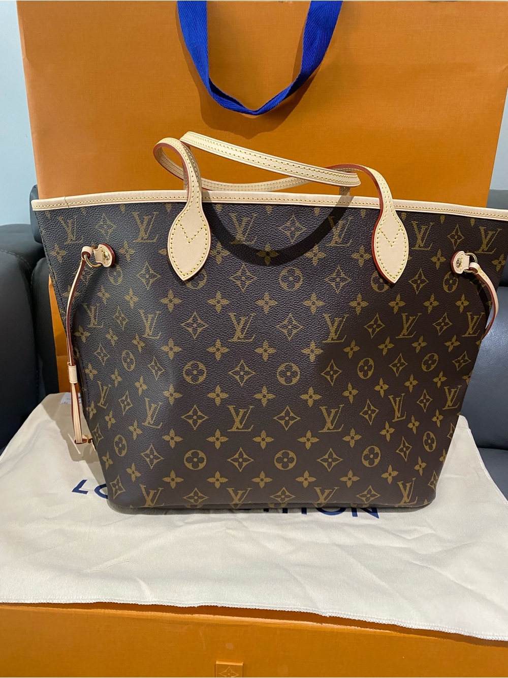 Louis Vuitton Monogram Neverfull Tote in Brown with Beige Trim - Picture 4 of 13